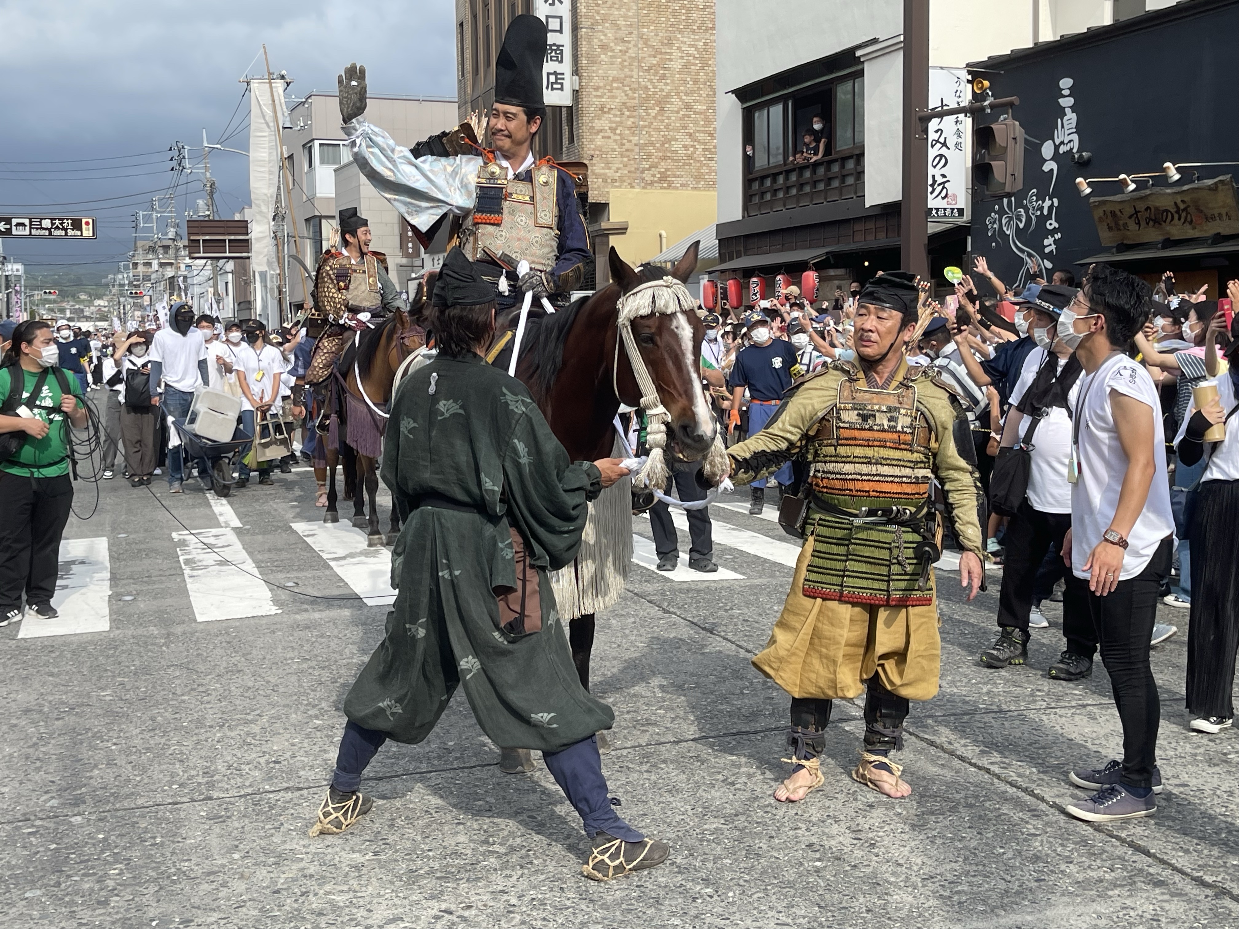 続いては本日のメインイベント、頼朝公旗挙げ行列出発です！ | 三嶋大祭り